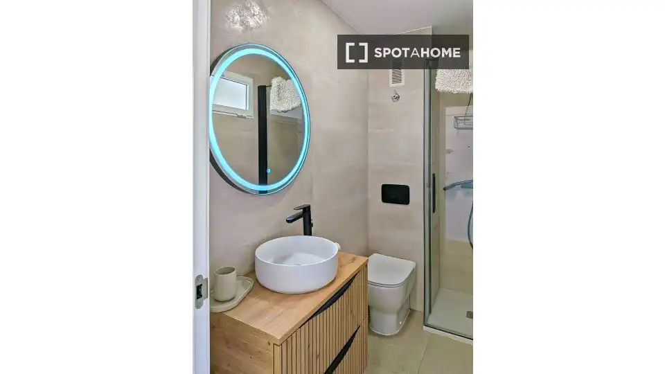 Badezimmer von Wohnung zur Miete in Valencia mit Klimaanlage, Heizung und Möbliert