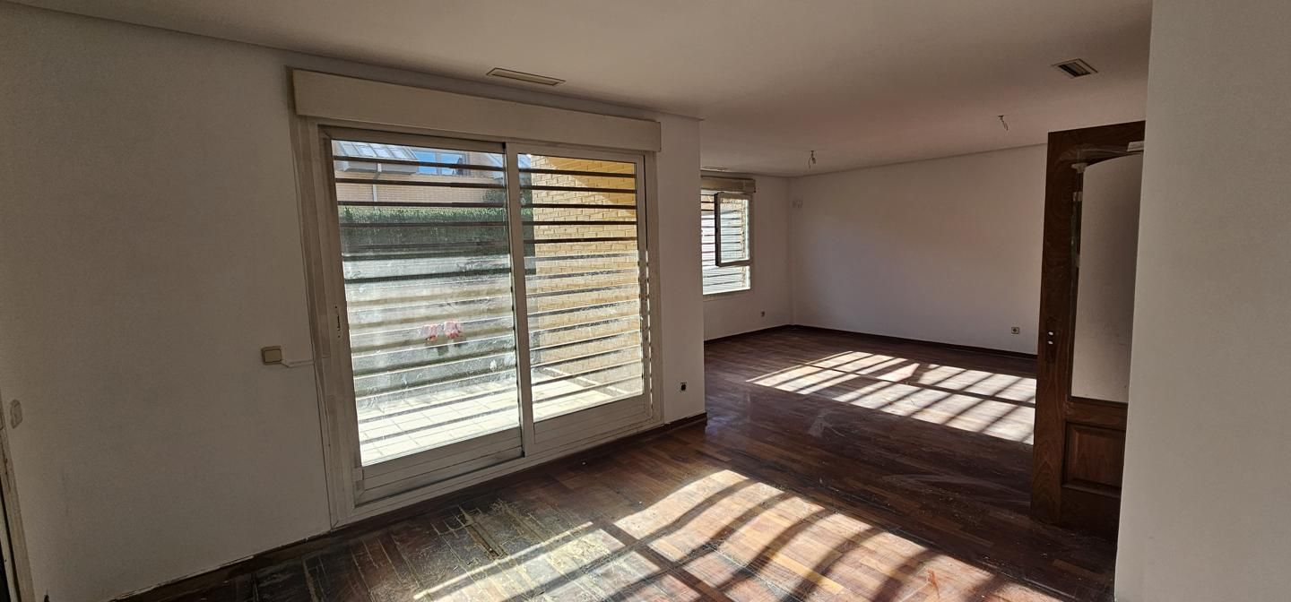 Sala d'estar de Casa adosada en venda en Leganés amb Aire condicionat, Jardí privat i Parquet