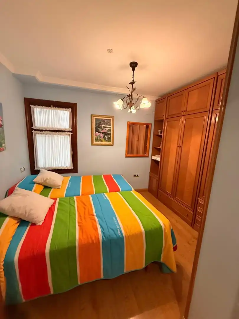 Habitación de Apartamento de alquiler en Laredo con Calefacción, Terraza y Amueblado