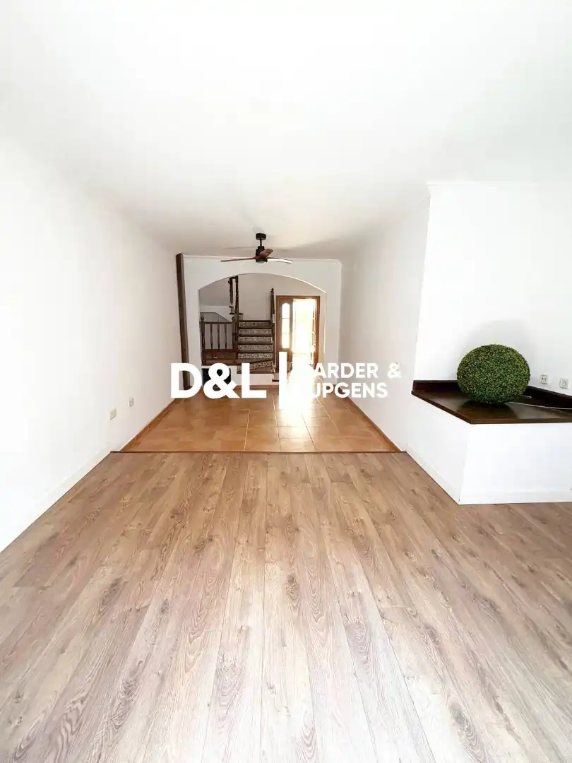 Außenansicht von Einfamilien-Reihenhaus zum Verkauf in Vilanova i la Geltrú mit Parkett und Terrasse