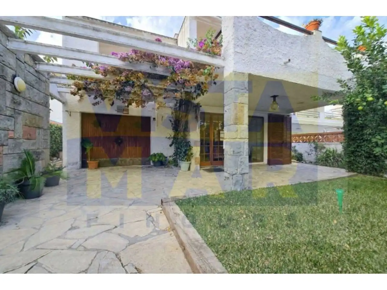 Vista exterior de Casa o xalet en venda en Vilanova i la Geltrú amb Jardí privat i Terrassa