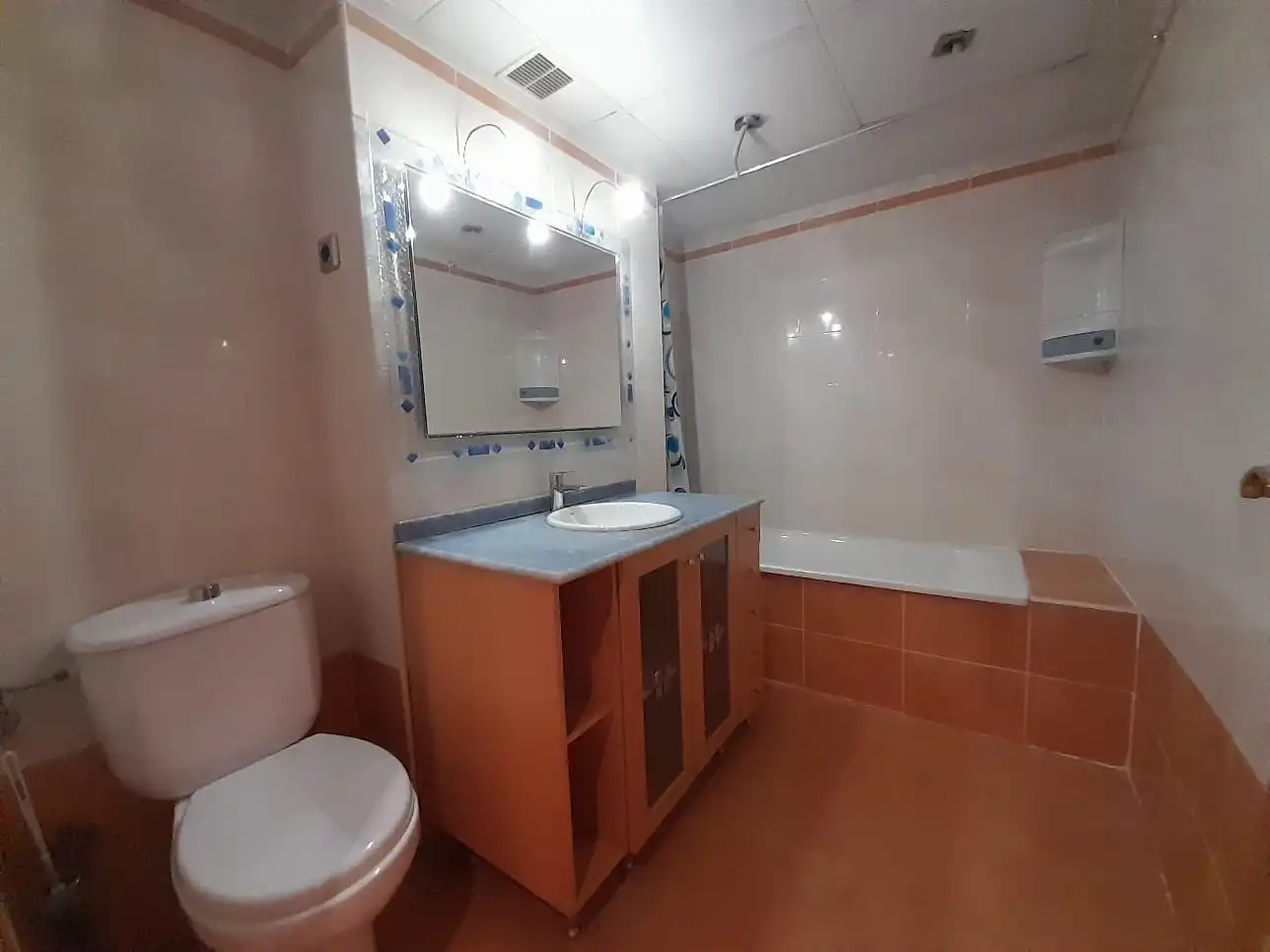 Bathroom of Flat for sale in Madrid  with Air Conditioner, Heating and Parquet flooring