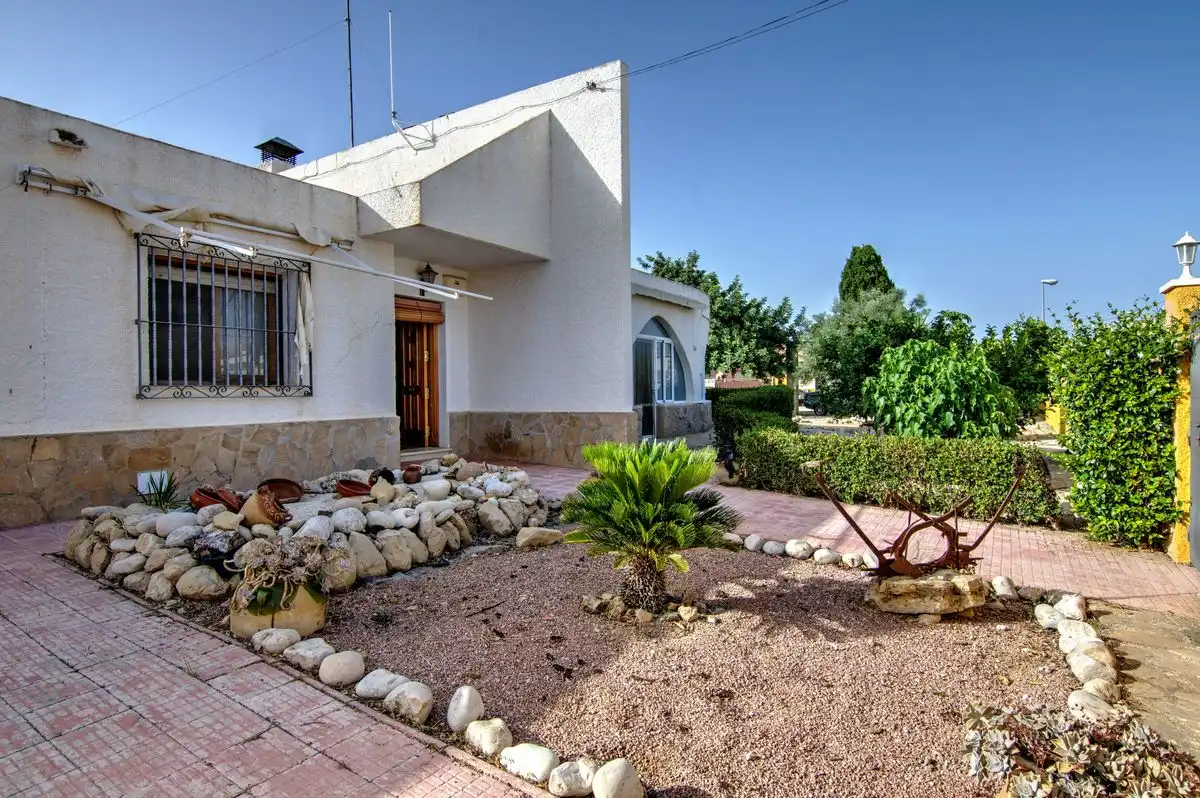 Vista exterior de Casa o xalet en venda en Mutxamel amb Aire condicionat, Calefacció i Jardí privat