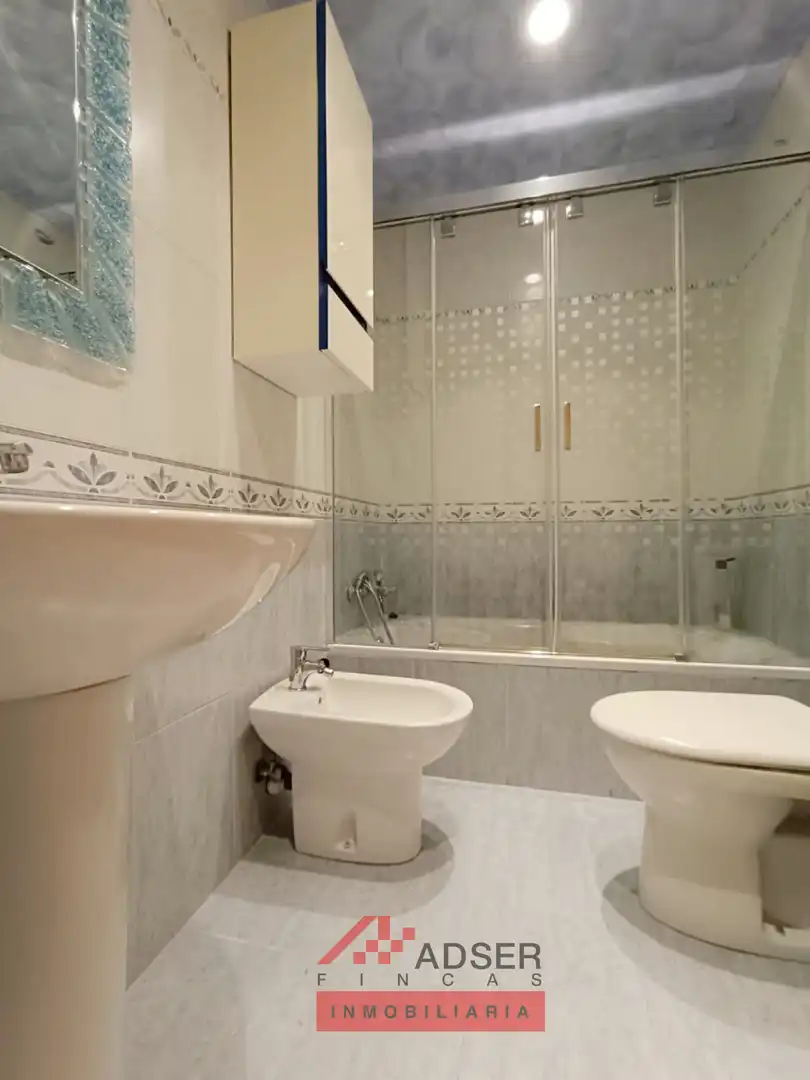 Bathroom of Flat for rent in  Logroño  with Heating, Private garden and Parquet flooring
