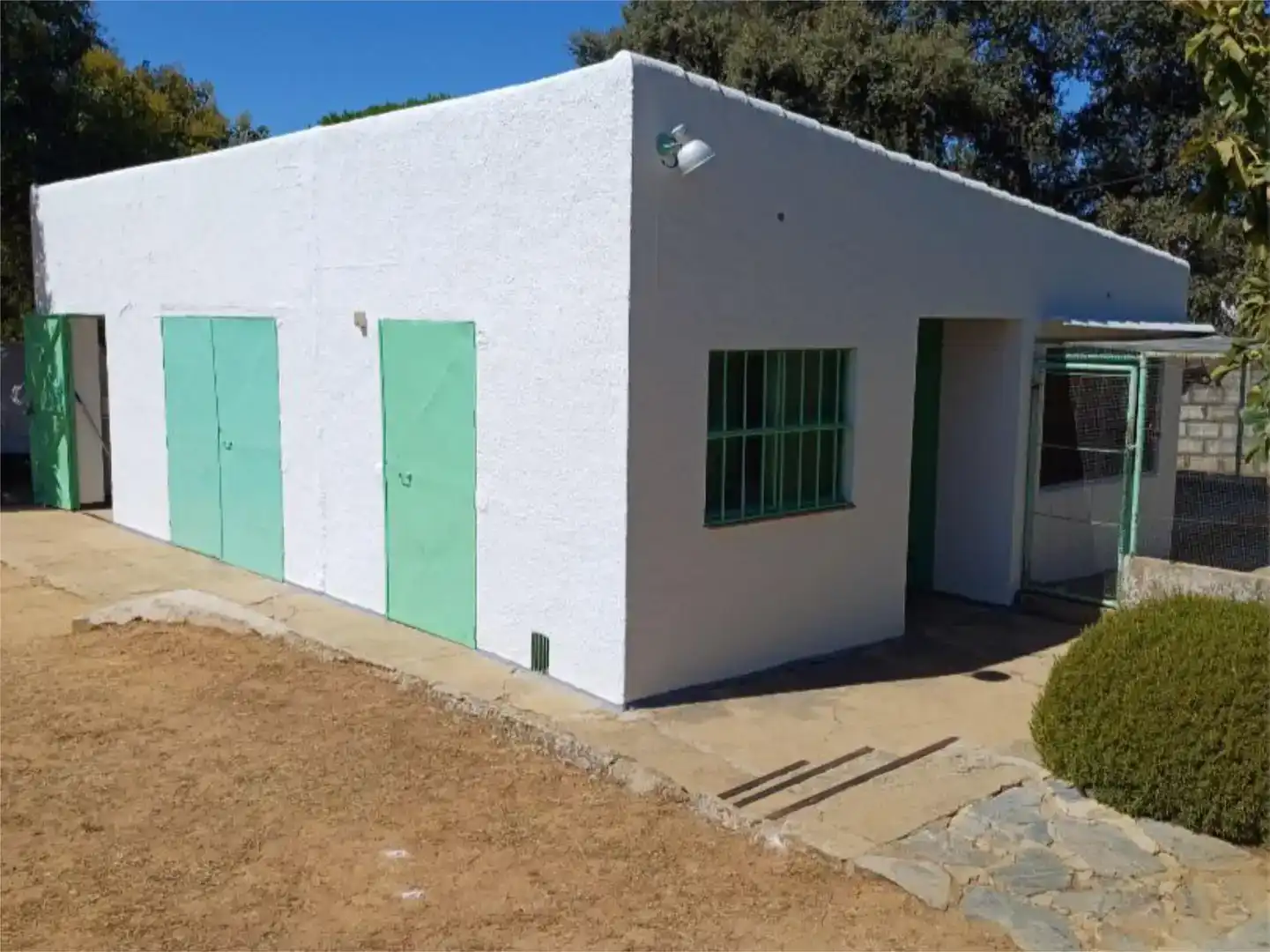 Vista exterior de Piso en venta en El Castillo de las Guardas con Jardín privado, Trastero y Piscina