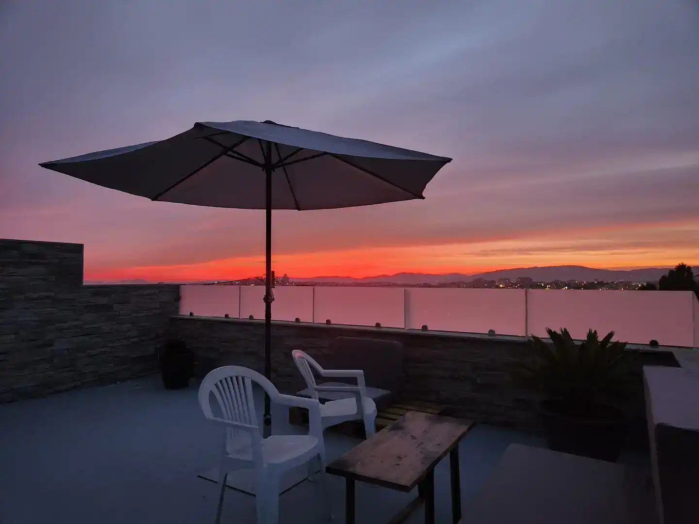 Terrassa de Casa adosada de lloguer en Vigo  amb Jardí privat, Parquet i Moblat