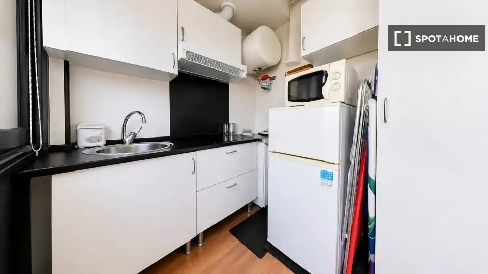 Cocina de Estudio para compartir en Sevilla con Aire acondicionado, Terraza y Amueblado