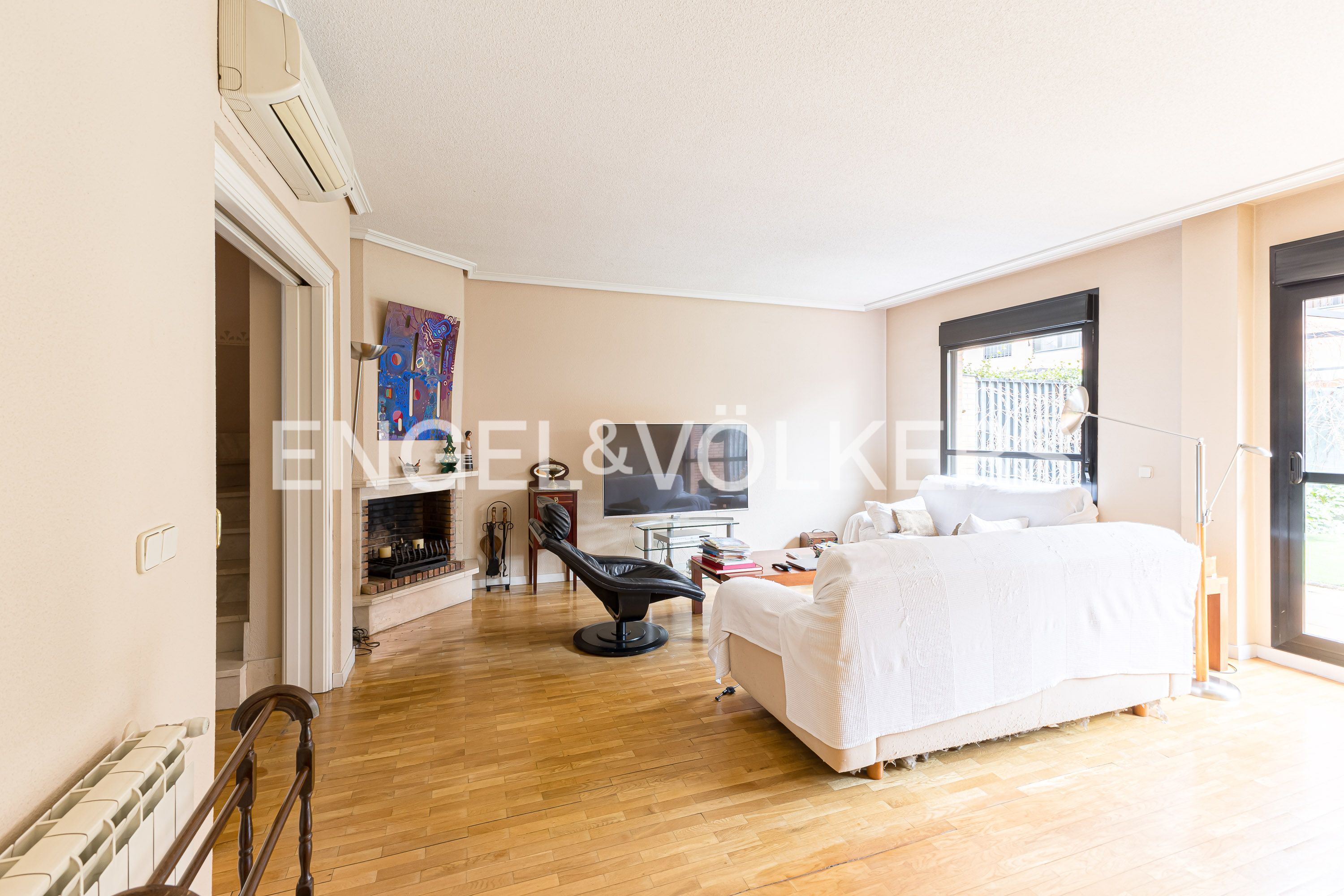 Living room of House or chalet for sale in  Madrid Capital  with Air Conditioner, Heating and Private garden