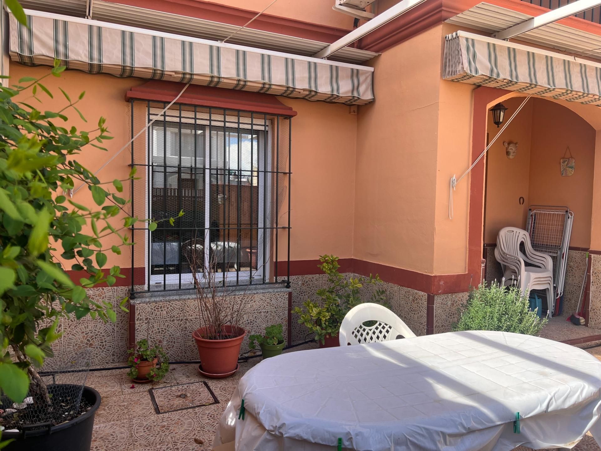Jardí de Casa adosada en venda en Guillena amb Calefacció, Terrassa i Traster