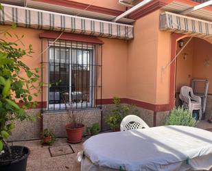 Jardí de Casa adosada en venda en Guillena amb Calefacció, Terrassa i Traster