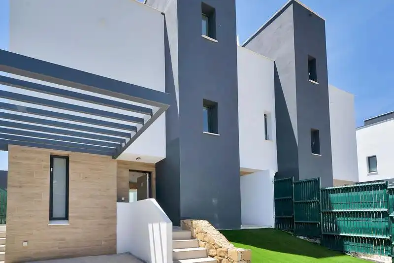 Vista exterior de Casa adosada de alquiler en Estepona con Aire acondicionado, Jardín privado y Terraza