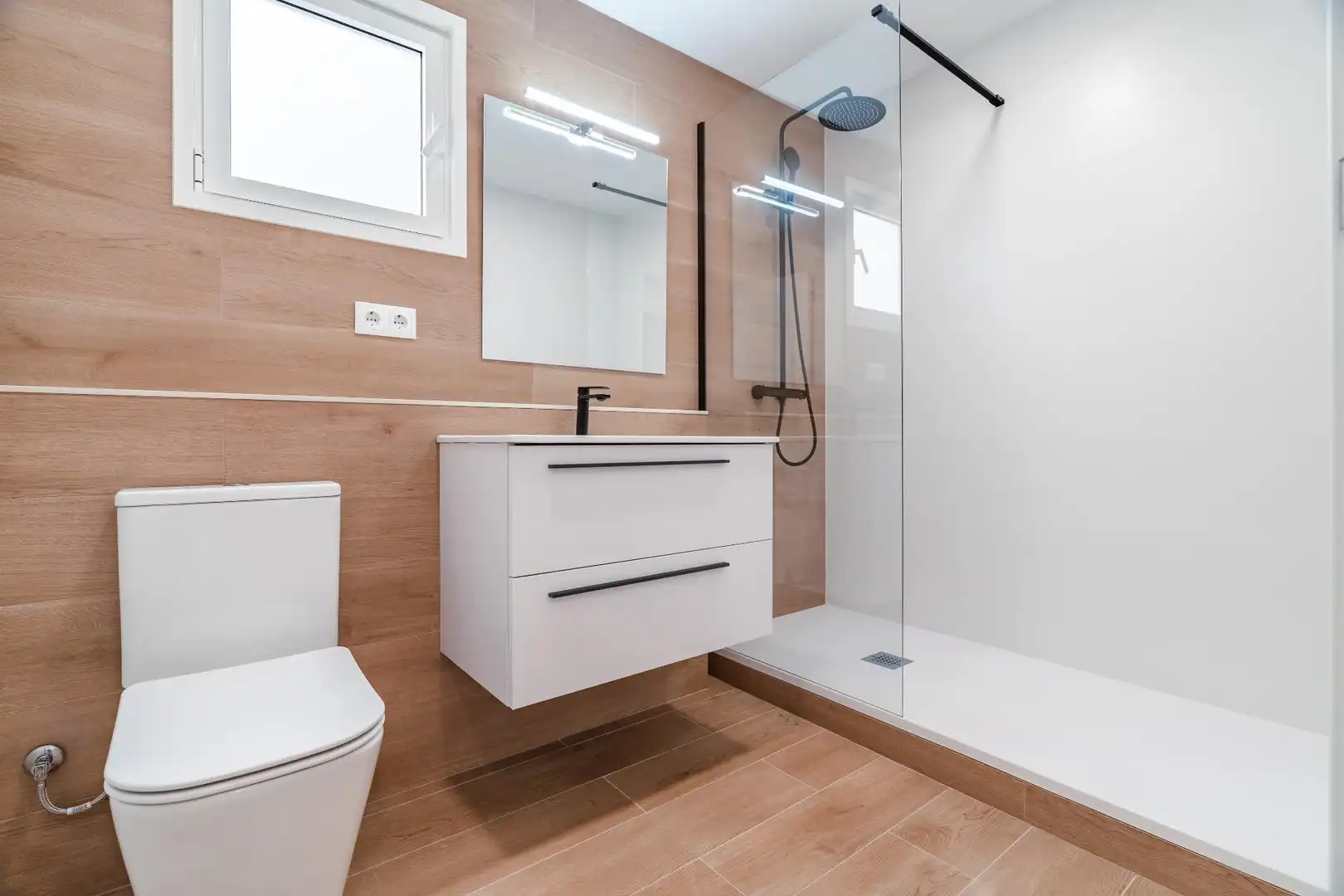 Badezimmer von Wohnung zum Verkauf in Tarragona mit Klimaanlage und Balkon