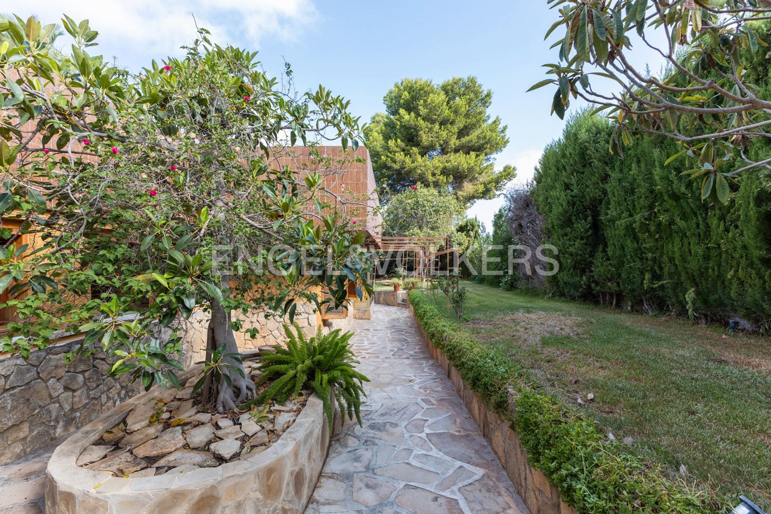 Vista exterior de Casa o xalet en venda en Picassent amb Calefacció, Jardí privat i Parquet