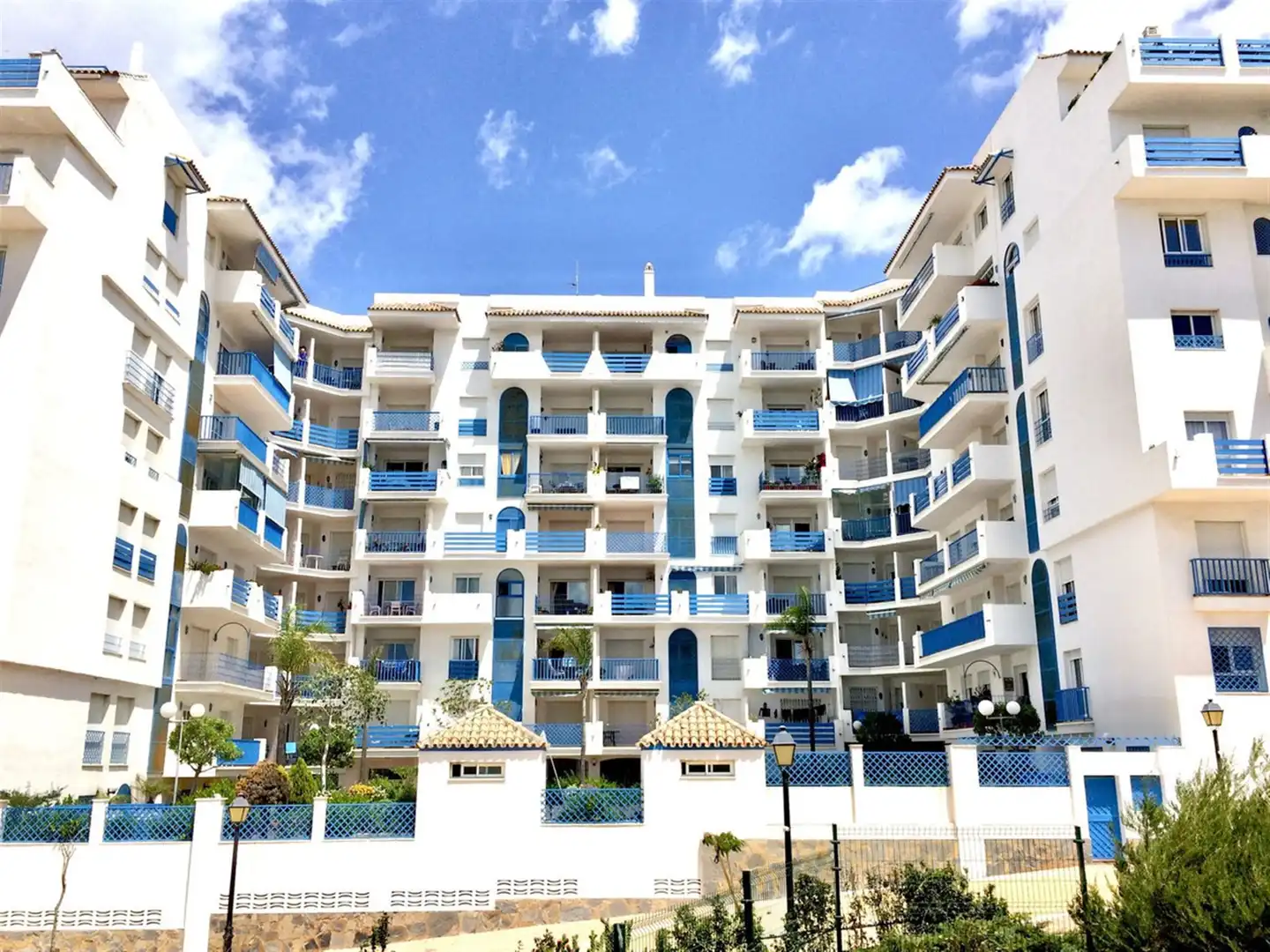 Vista exterior de Apartament en venda en Estepona amb Aire condicionat i Terrassa