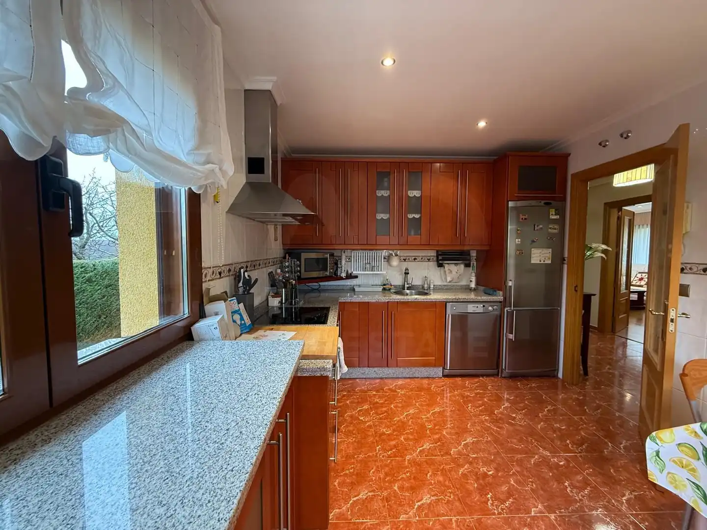 Cuina de Casa o xalet en venda en Santovenia de la Valdoncina amb Calefacció i Terrassa