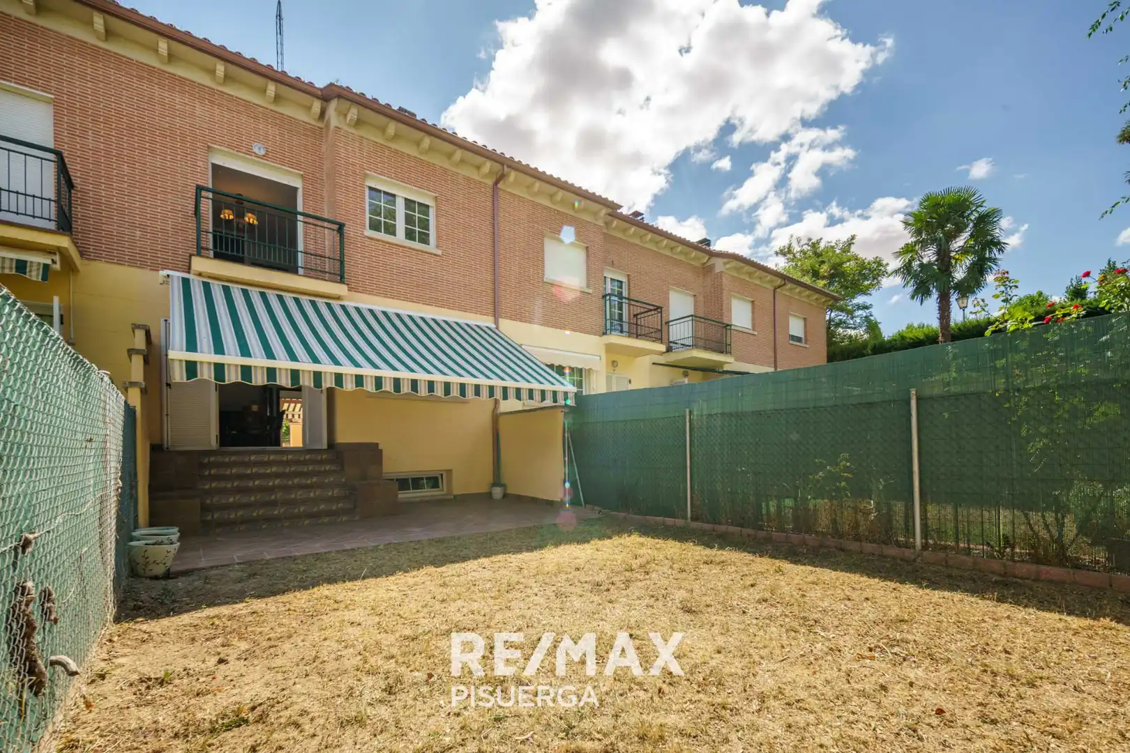 Vista exterior de Casa o xalet en venda en Fuensaldaña amb Jardí privat i Traster