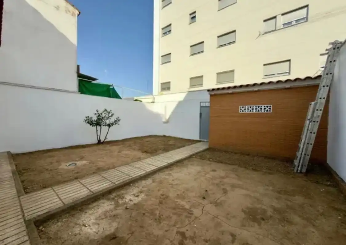 Aparcament de Casa o xalet en venda en Badajoz amb Aire condicionat, Jardí privat i Terrassa