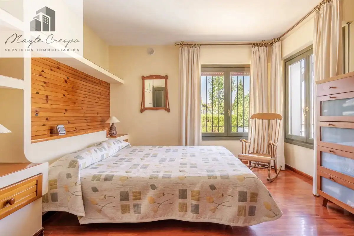 Habitación de Casa o chalet en venta en La Zubia con Aire acondicionado, Calefacción y Jardín privado