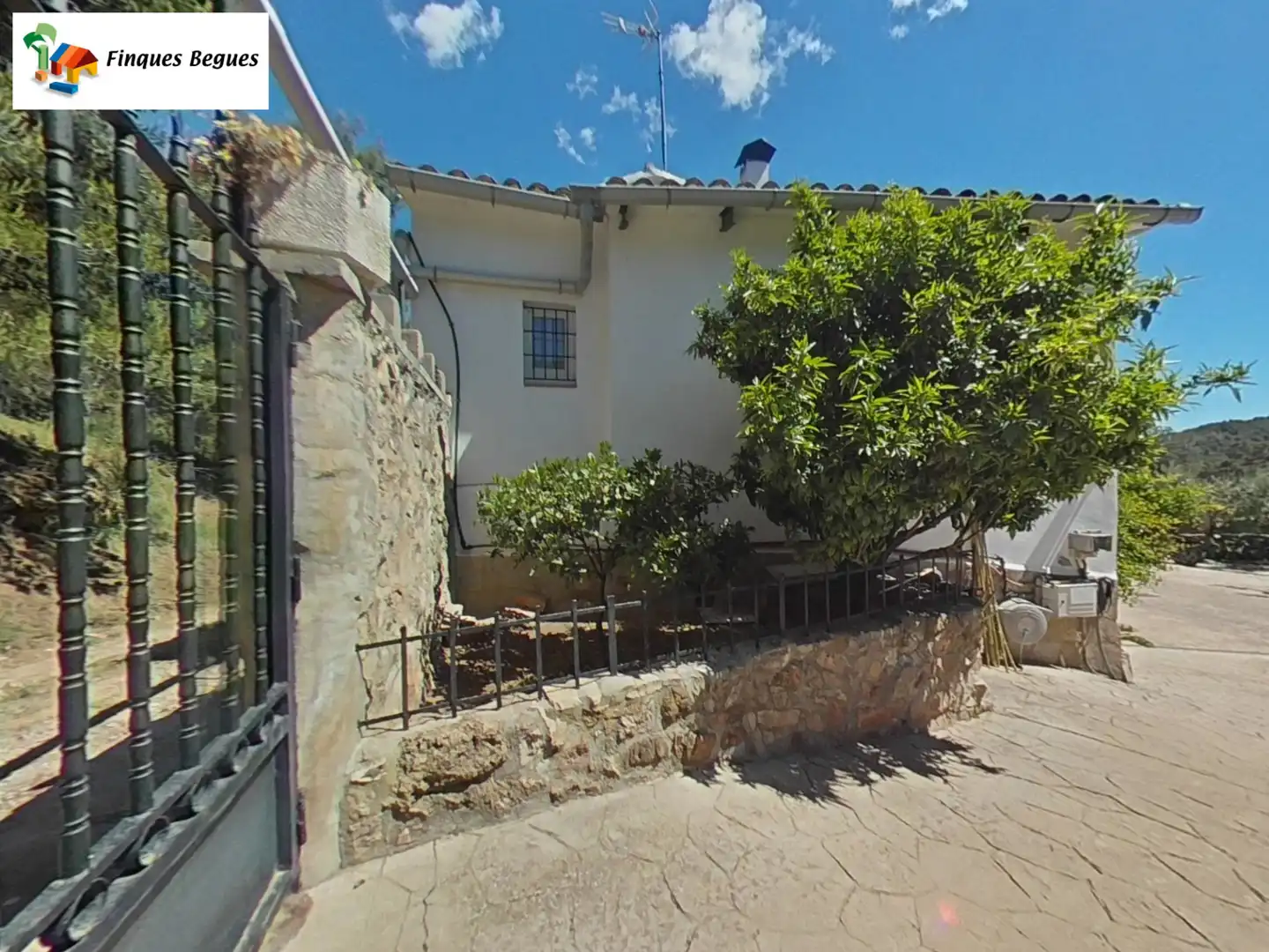 Vista exterior de Finca rústica en venda en Begues amb Calefacció, Jardí privat i Moblat