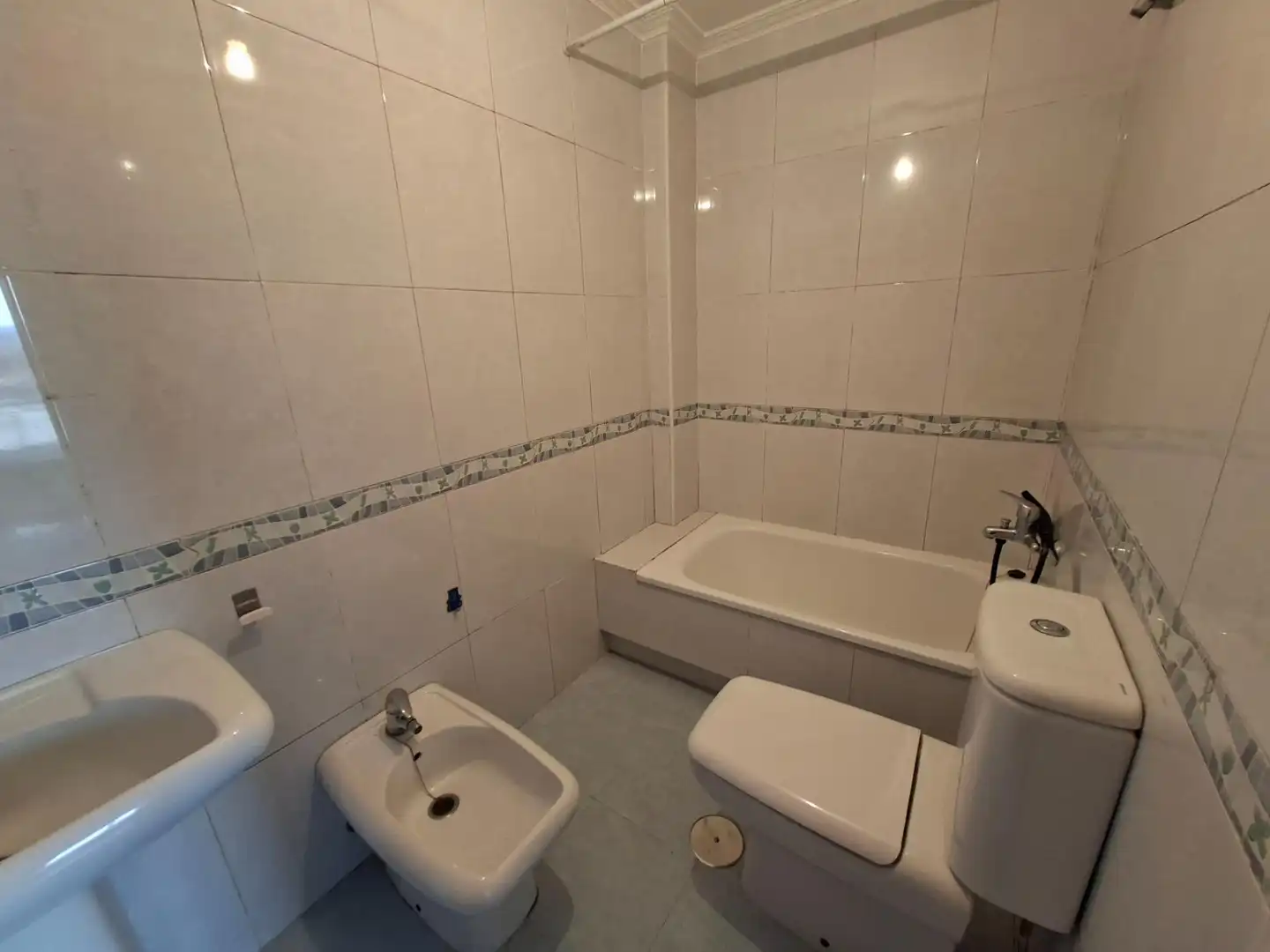 Badezimmer von Wohnungen zum Verkauf in Vilagarcía de Arousa mit Parkett