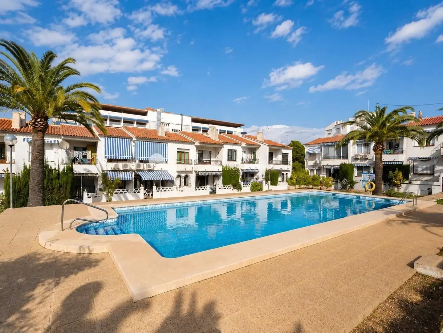 Vista exterior de Casa adosada en venda en L'Alfàs del Pi amb Calefacció, Moblat i Piscina comunitària