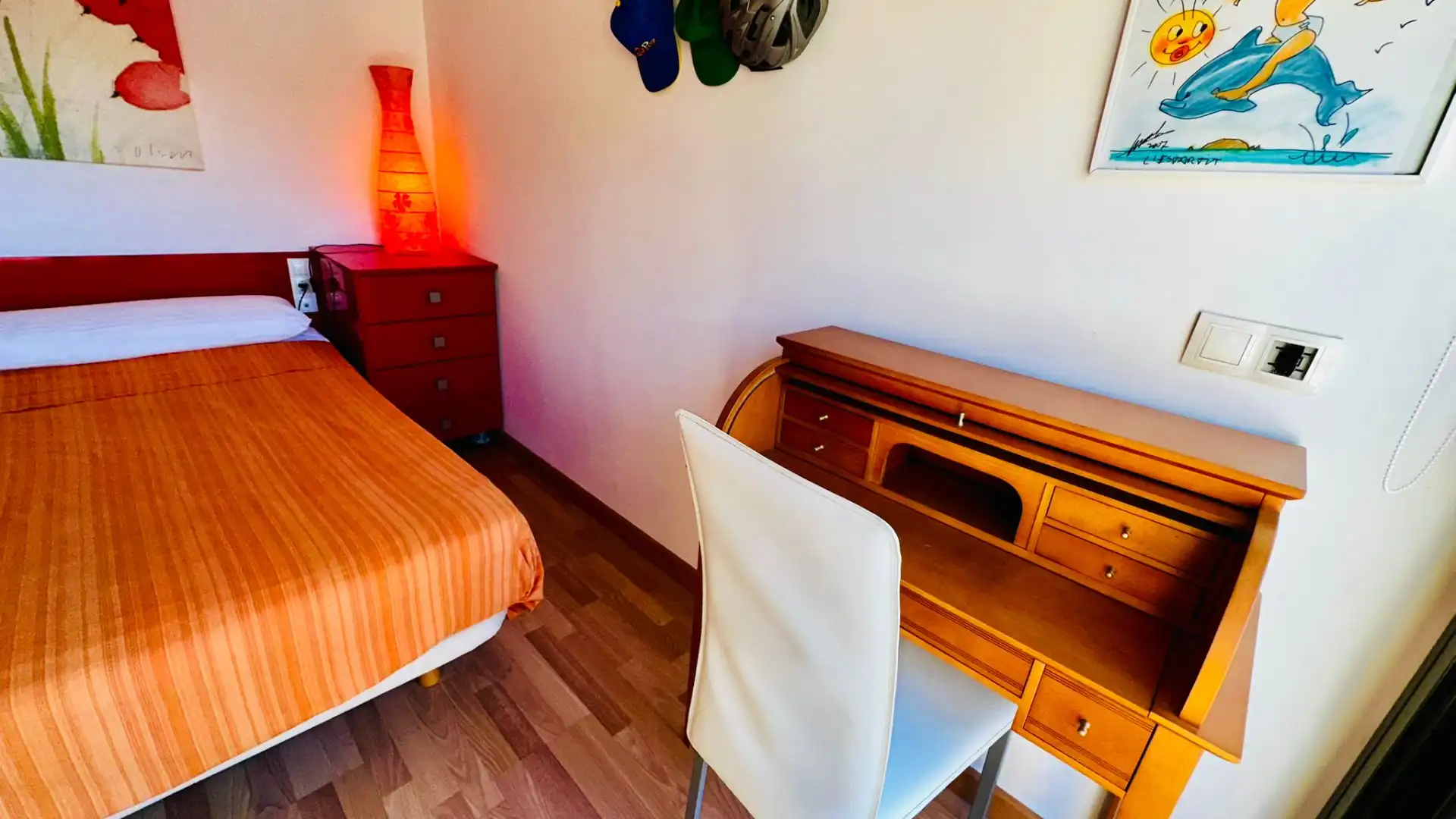 Schlafzimmer von Dachboden zum Verkauf in L'Estartit mit Klimaanlage, Heizung und Parkett