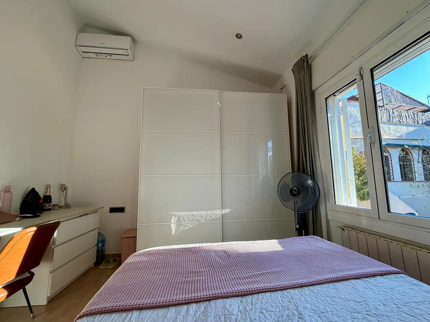 Habitación de Casa adosada en venta en Barcelona con Aire acondicionado, Calefacción y Jardín privado