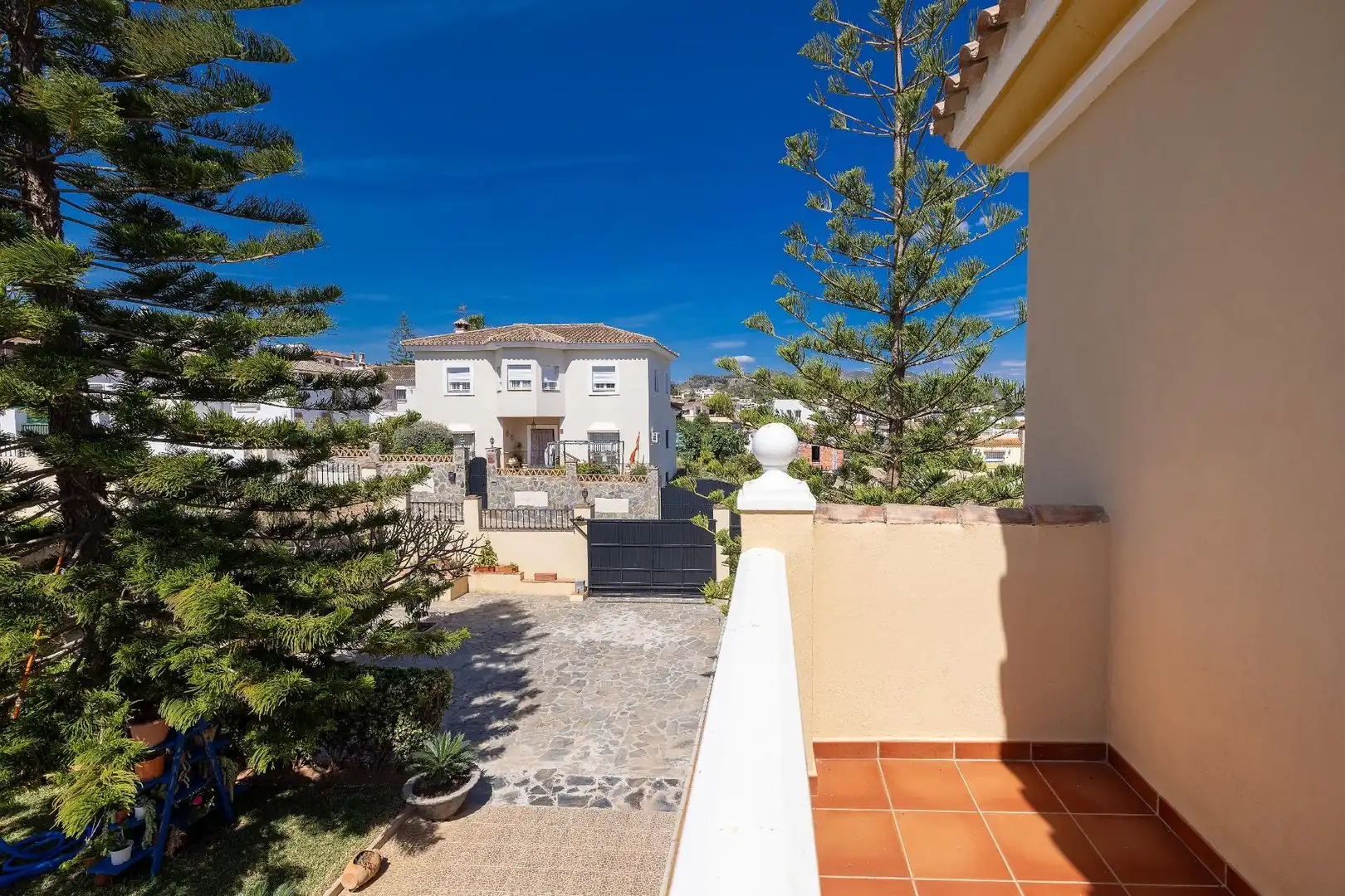Vista exterior de Casa o xalet en venda en Alhaurín de la Torre amb Jardí privat, Terrassa i Piscina