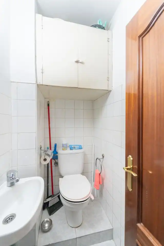 Bany de Pis en venda en Oviedo  amb Calefacció i Traster
