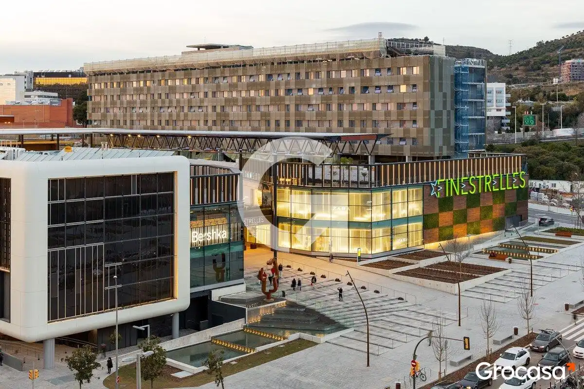 Vista exterior de Pis en venda en Esplugues de Llobregat amb Aire condicionat, Terrassa i Traster