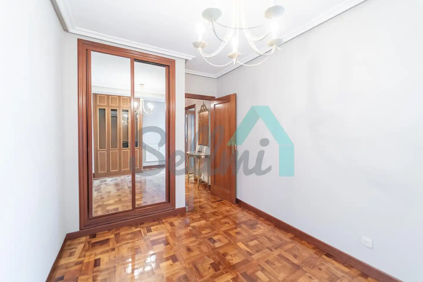 Pis en venda en Oviedo  amb Calefacció, Parquet i Terrassa