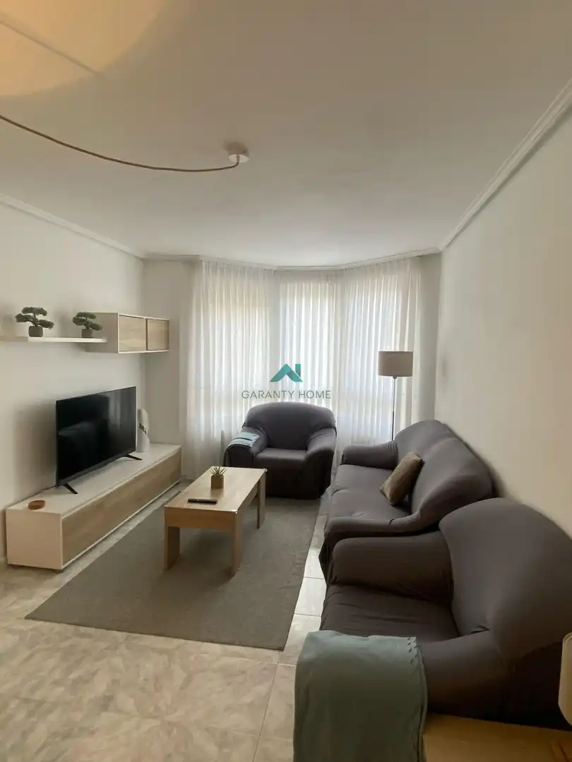 Sala d'estar de Pis de lloguer en Noja amb Jardí privat, Terrassa i Piscina comunitària