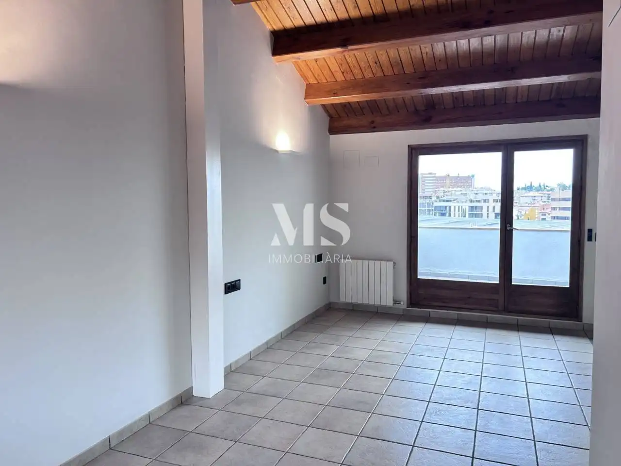 Sala d'estar de Casa adosada en venda en Vic amb Calefacció i Terrassa
