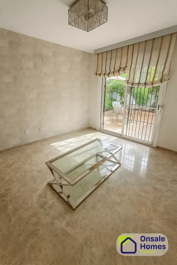 Sala de estar de Piso en venta en Marbella con Terraza, Alarma y Piscina comunitaria