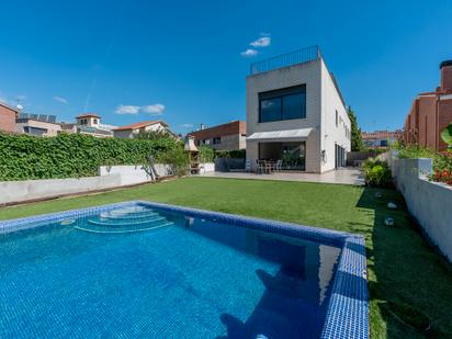 Swimming pool of House or chalet for sale in El Masnou  with Air Conditioner, Terrace and Swimming Pool