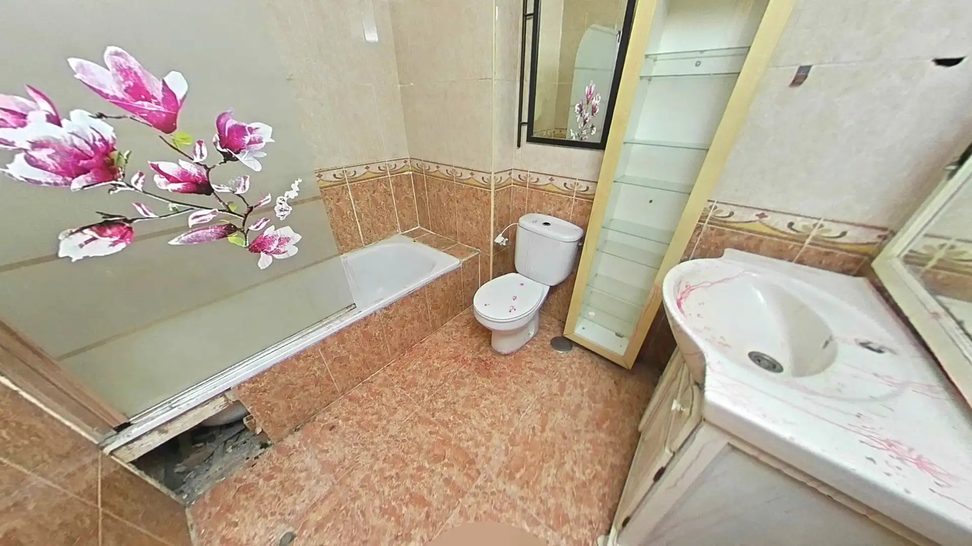 Badezimmer von Einfamilien-Reihenhaus zum Verkauf in Quer mit Terrasse