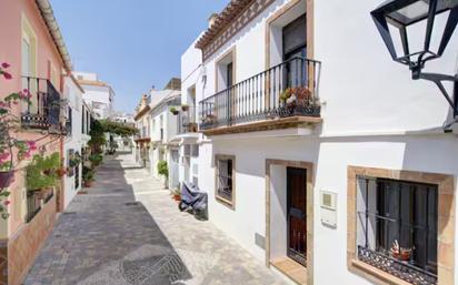 Exterior view of Single-family semi-detached for sale in Estepona  with Air Conditioner, Terrace and Balcony