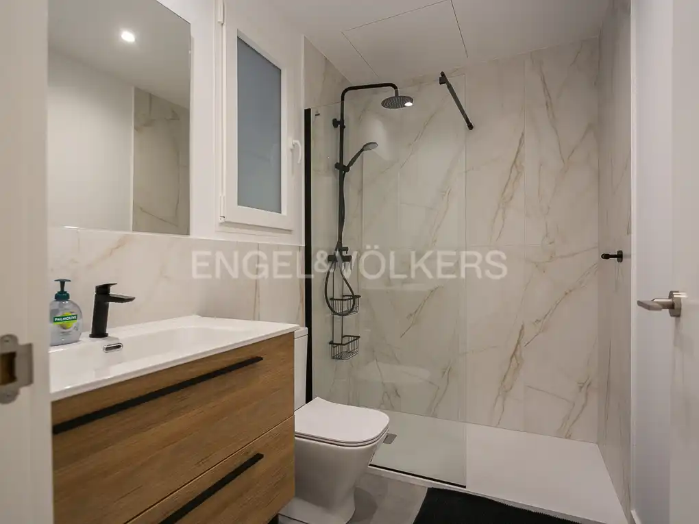 Badezimmer von Wohnung zur Miete in Valencia mit Klimaanlage, Heizung und Parkett