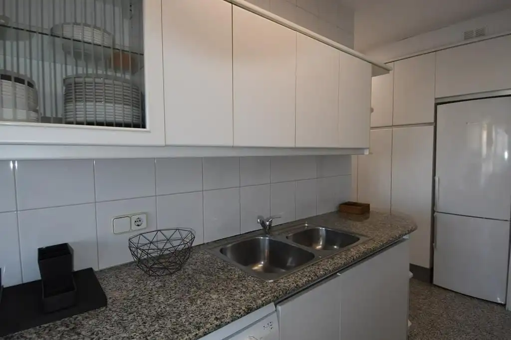 Cuina de Pis de lloguer en Girona amb Aire condicionat, Calefacció i Terrassa