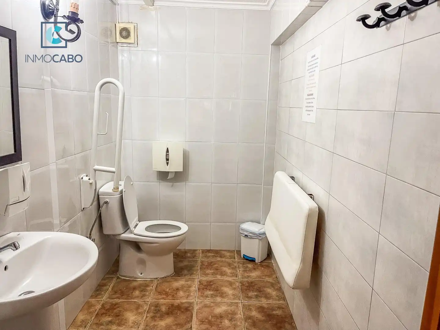Baño de Local en venta en La Manga del Mar Menor con Aire acondicionado, Terraza y Amueblado