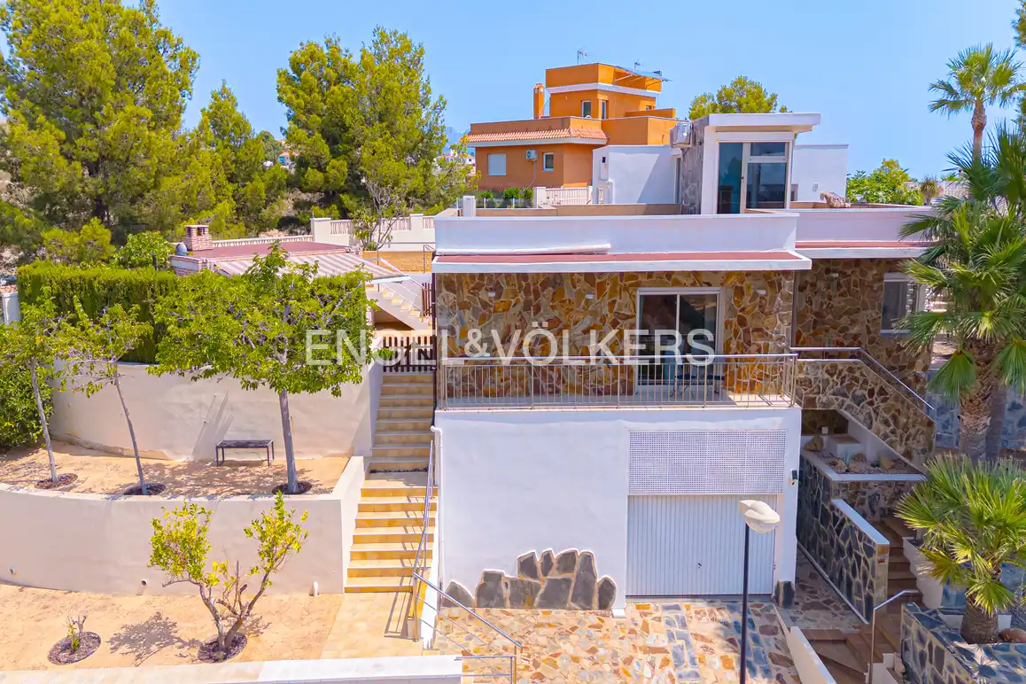Vista exterior de Casa o chalet en venta en La Nucia con Aire acondicionado, Jardín privado y Piscina