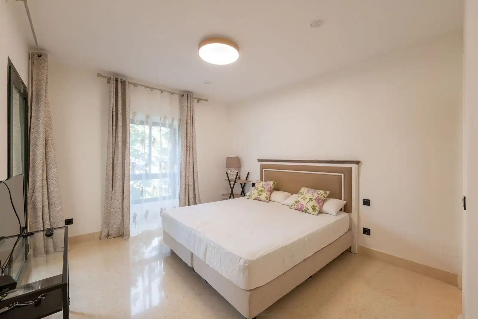 Schlafzimmer von Wohnung zur Miete in Benahavís mit Klimaanlage, Privatgarten und Terrasse