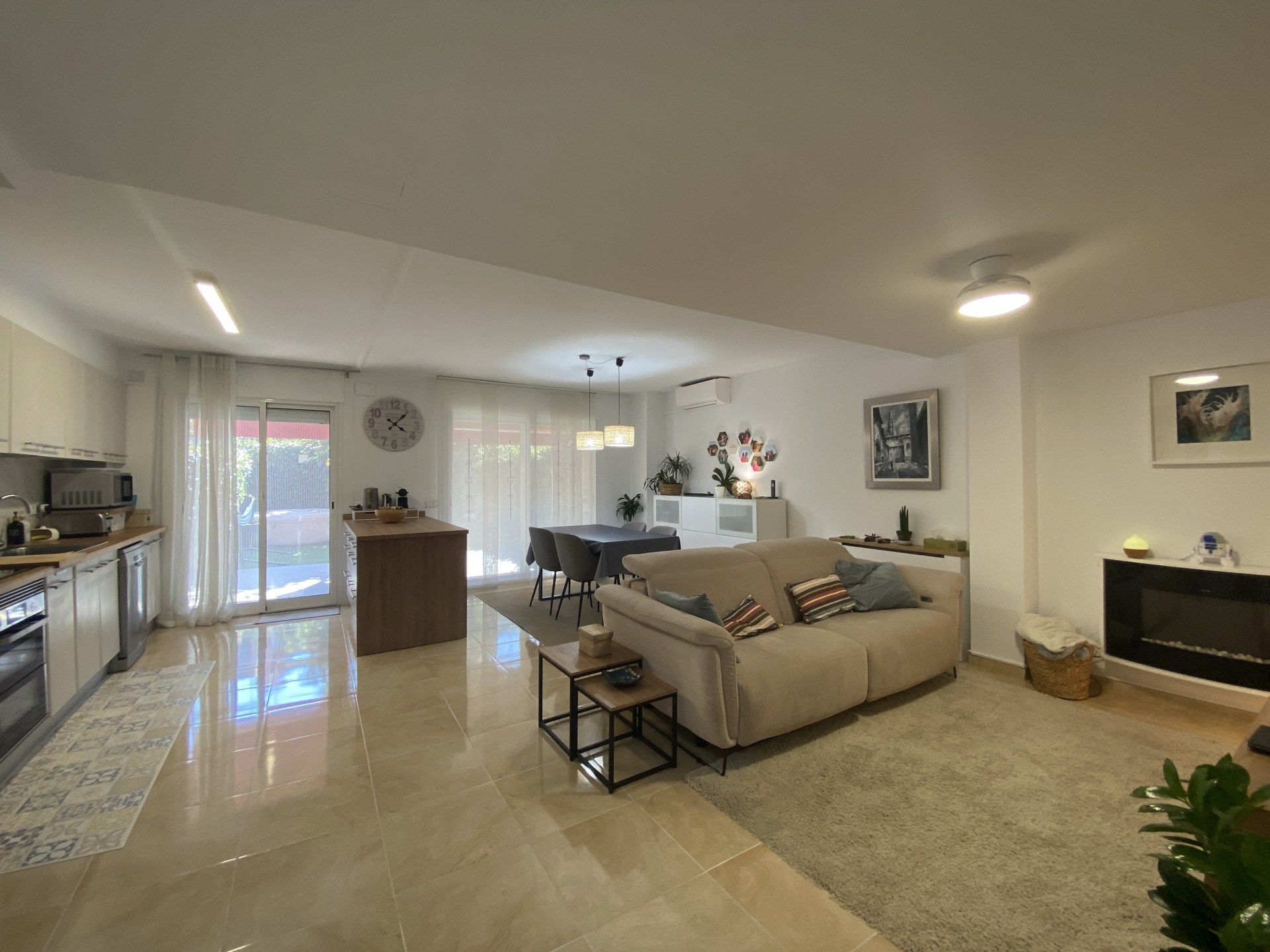 Sala de estar de Casa adosada en venta en Celrà con Aire acondicionado, Calefacción y Terraza