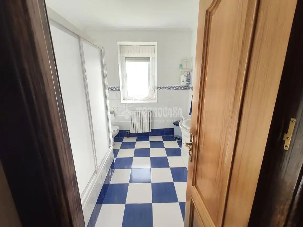 Baño de Casa adosada en venta en Suances con Calefacción, Jardín privado y Trastero