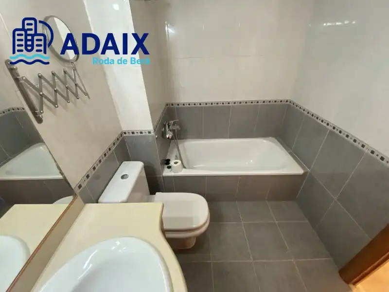 Baño de Piso en venta en Roda de Berà con Calefacción, Terraza y Trastero