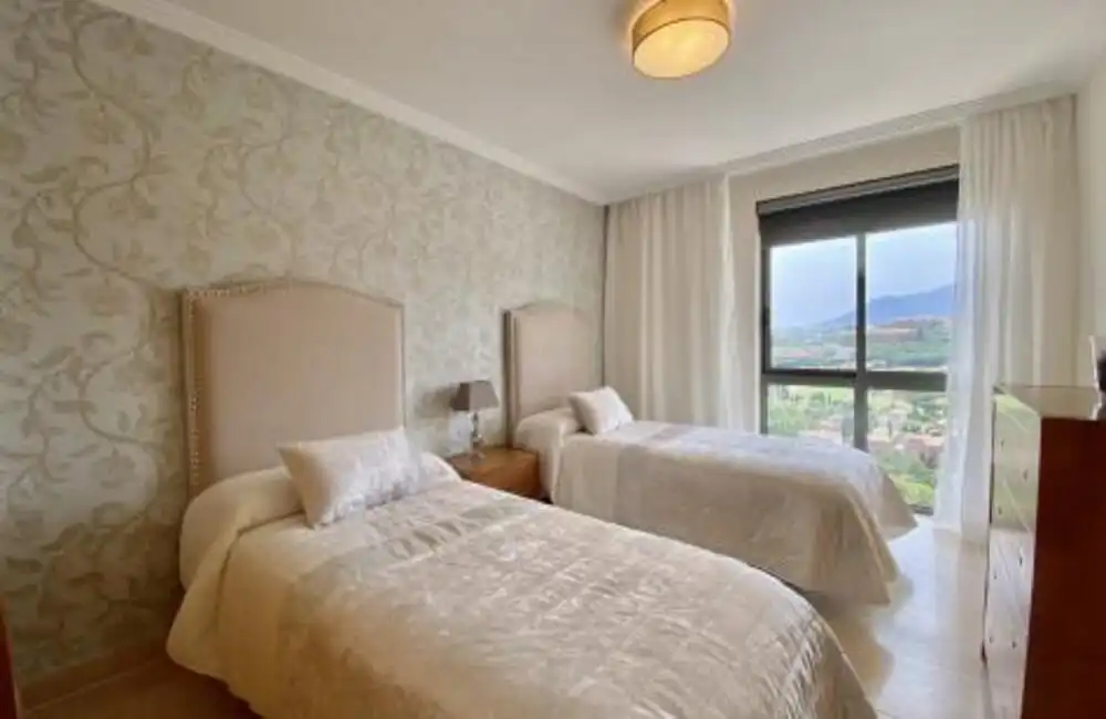 Schlafzimmer von Wohnungen zur Miete in Benahavís mit Klimaanlage, Terrasse und Schwimmbad