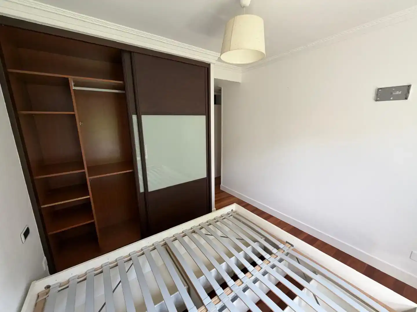 Schlafzimmer von Erdgeschoss zur Miete in Castro-Urdiales mit Privatgarten, Parkett und Schwimmbad
