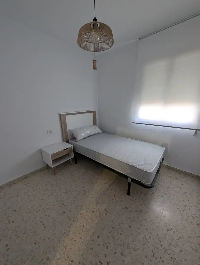 Dormitori de Pis de lloguer en Lucena amb Aire condicionat, Moblat i Forn