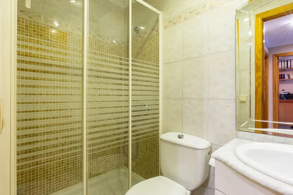 Baño de Casa adosada en venta en Alaquàs con Aire acondicionado, Calefacción y Terraza