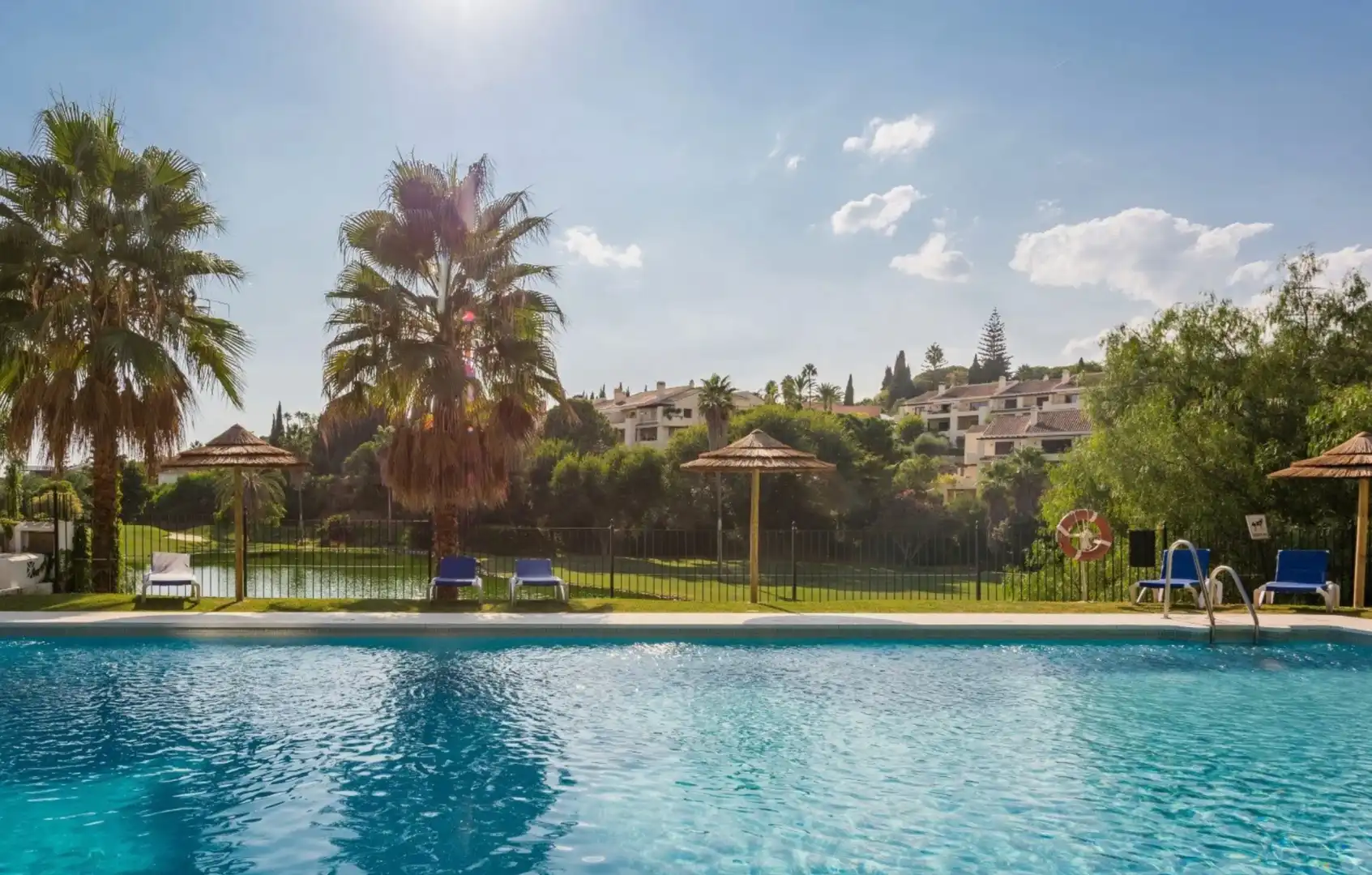 Piscina de Piso de alquiler en Benahavís con Aire acondicionado, Calefacción y Terraza